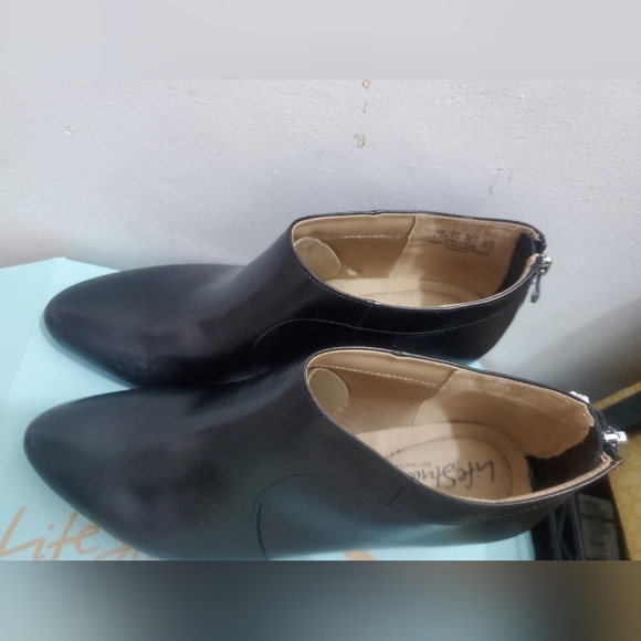 Sleek & sophisticated, this comfy bootie adds a chic feel from work to weekend & - Picture 4 of 6